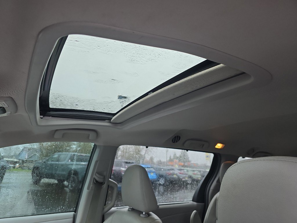 Used 2015 Toyota Sienna XLE w/ XLE Navigation Package image 13