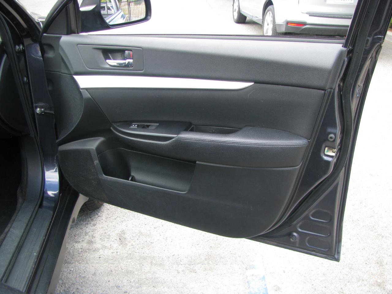 Used 2010 Subaru Outback 2.5i Premium AWD/4WD image 10