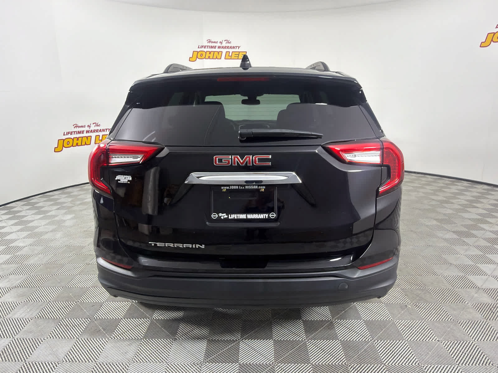 Used 2023 GMC Terrain SLE w/ Driver Convenience Package FWD image 4