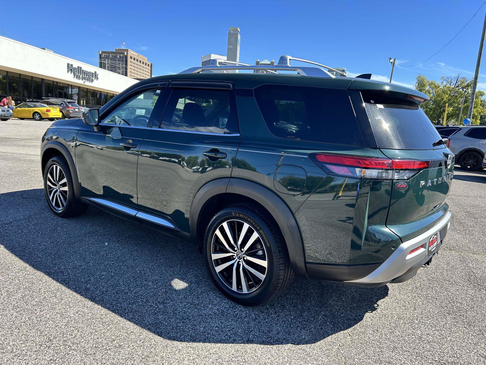 Used 2023 Nissan Pathfinder Platinum AWD/4WD image 4