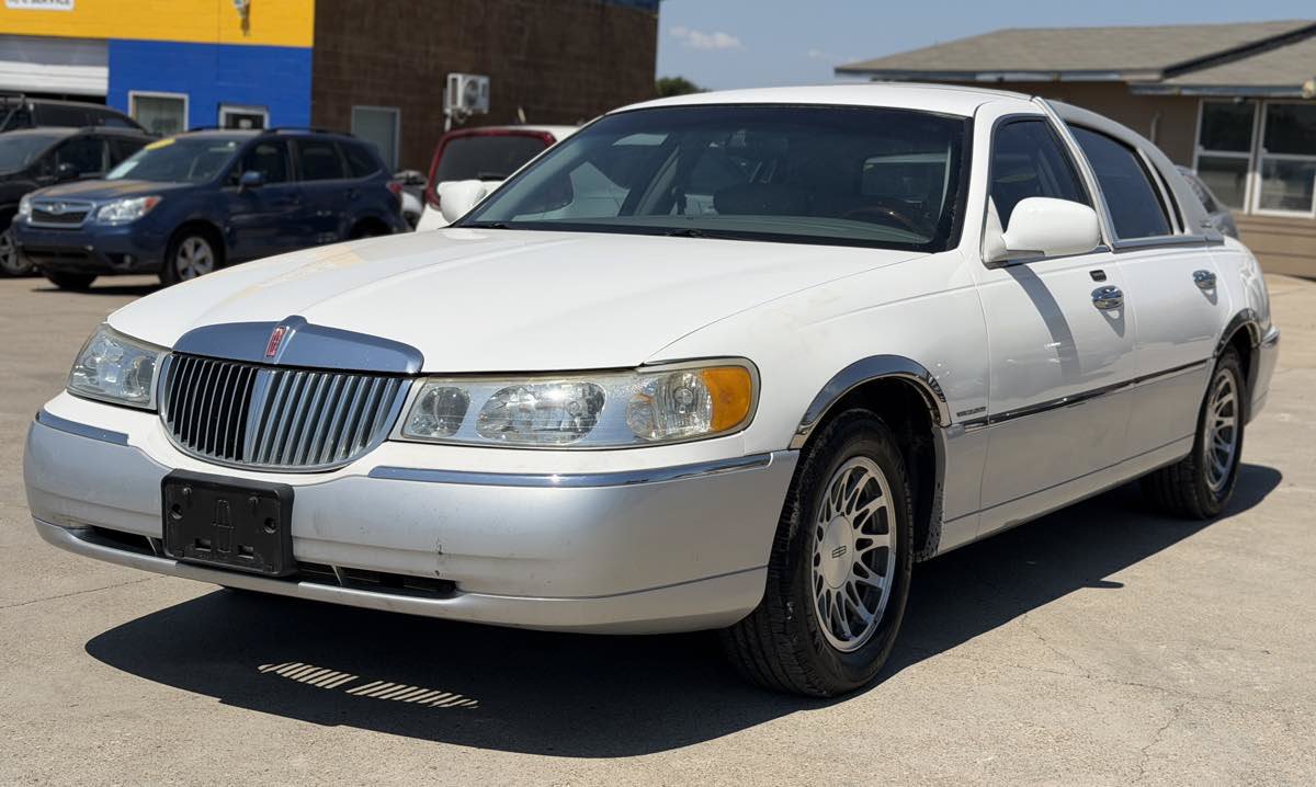 Used 2002 Lincoln Town Car Signature RWD image 22
