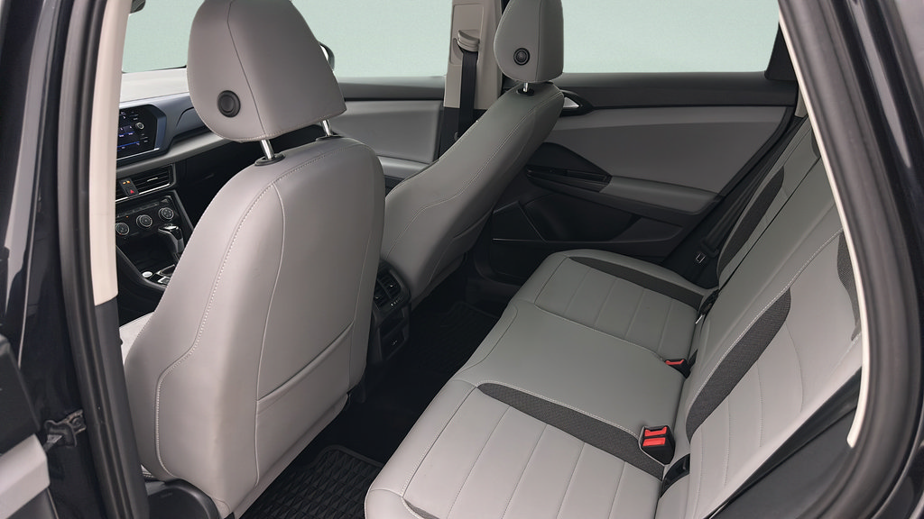 Used 2023 Volkswagen Taos SE w/ Panoramic Sunroof Package FWD image 9