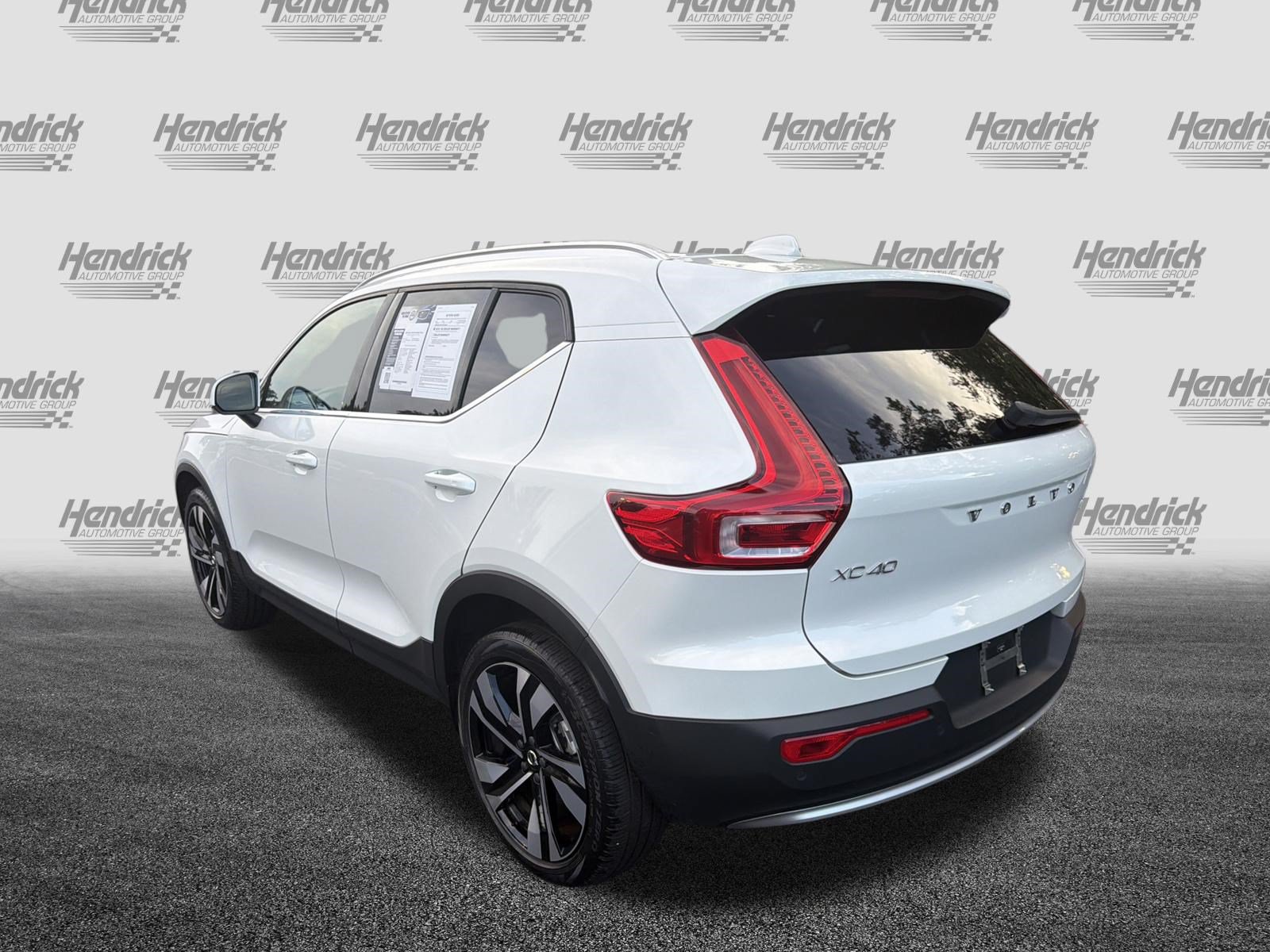 Certified 2024 Volvo XC40 B5 Plus AWD/4WD image 8