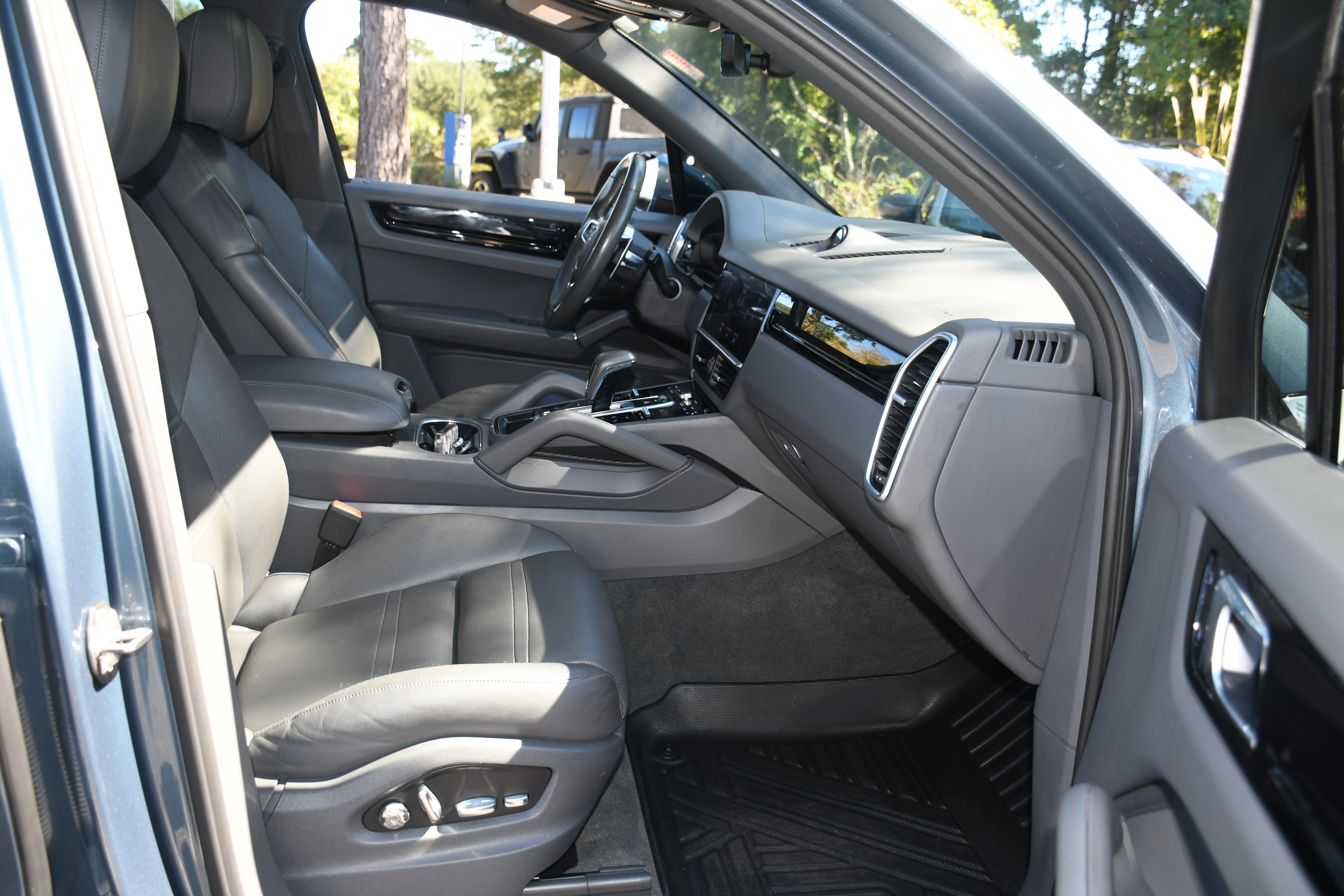 Used 2019 Porsche Cayenne image 24