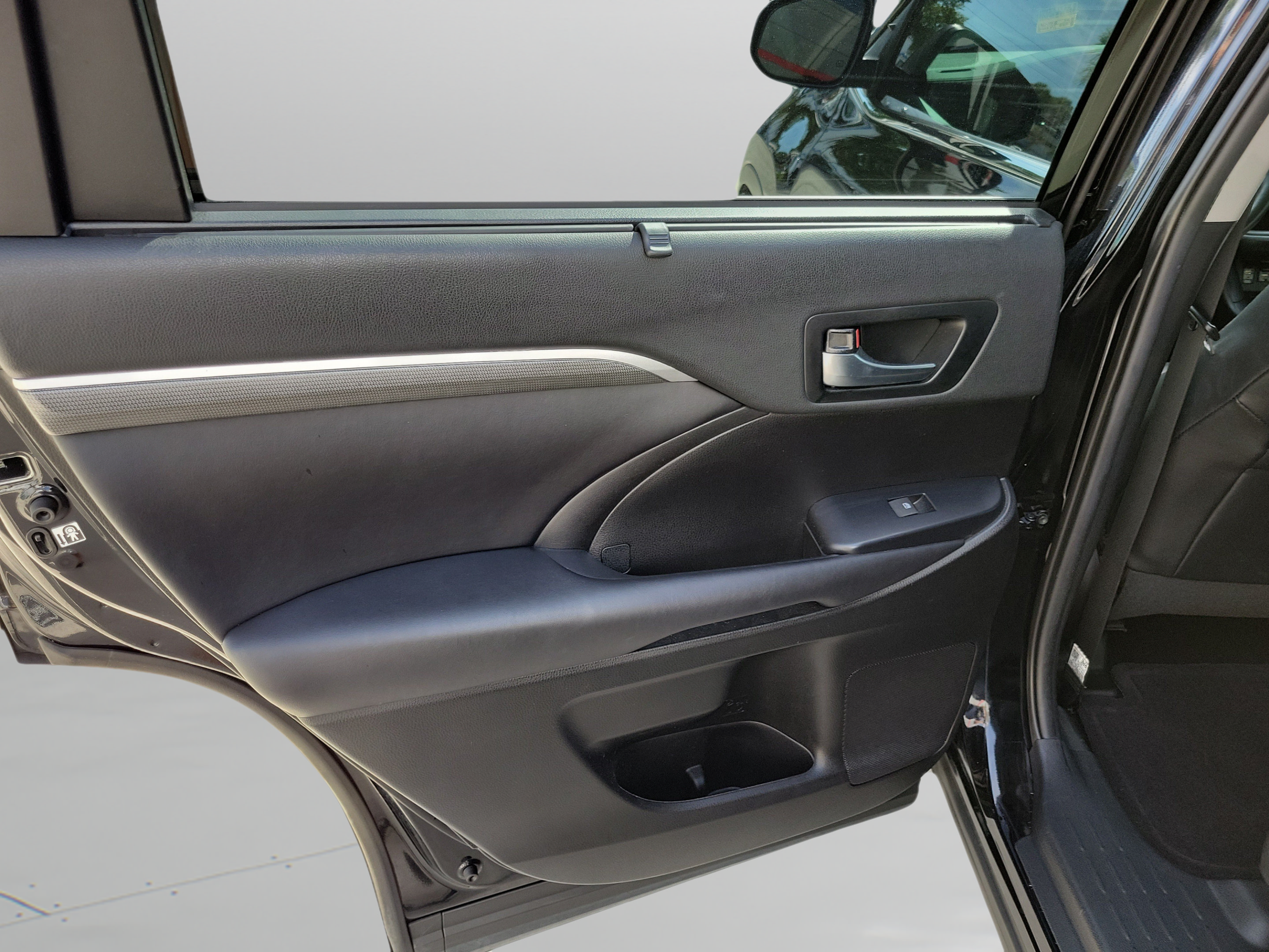 Used 2019 Toyota Highlander SE AWD/4WD image 25