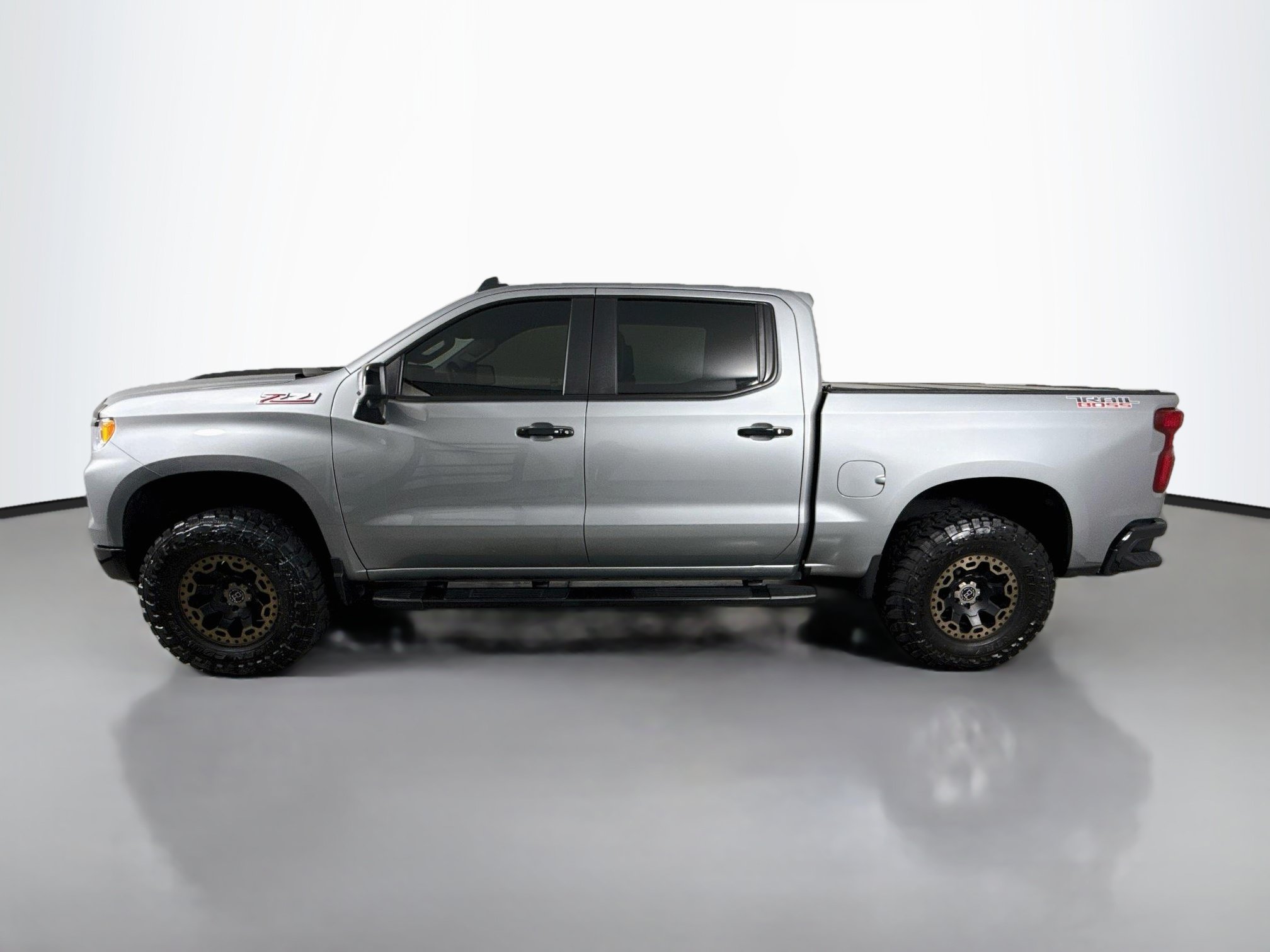 Used 2025 Chevrolet Silverado 1500 LT Trail Boss w/ Convenience Package II AWD/4WD image 4