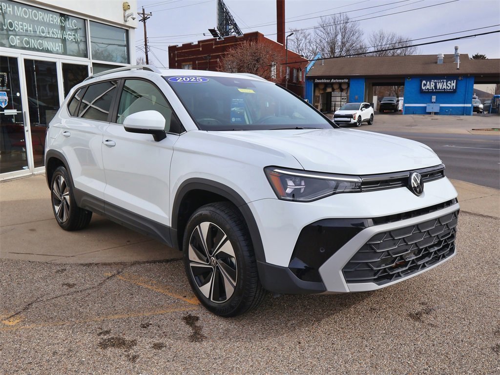 Certified 2025 Volkswagen Taos SE w/ Panoramic Sunroof Package image 7