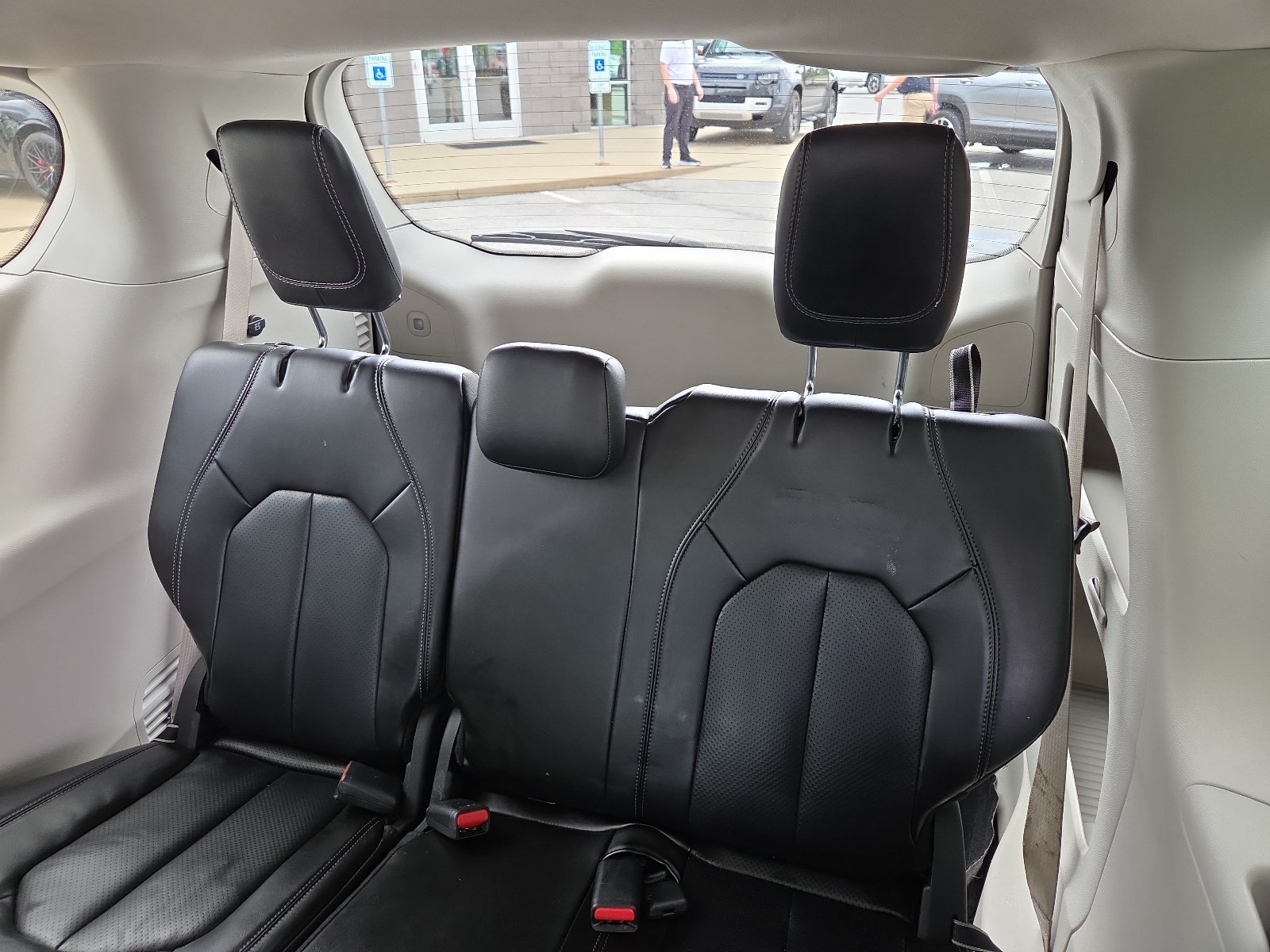Used 2023 Chrysler Pacifica Touring-L FWD image 10