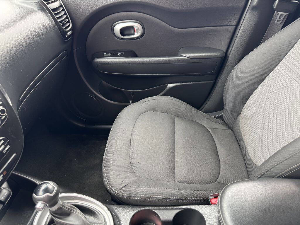 Used 2018 Kia Soul + image 12