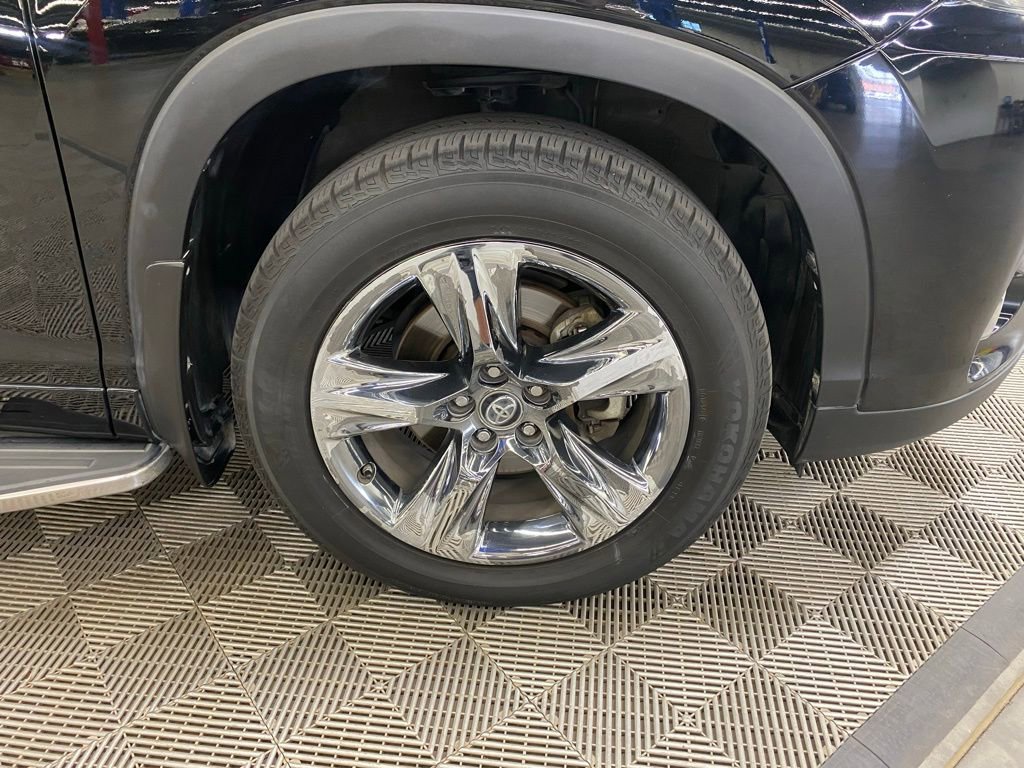 Used 2019 Toyota Highlander Limited Platinum image 2