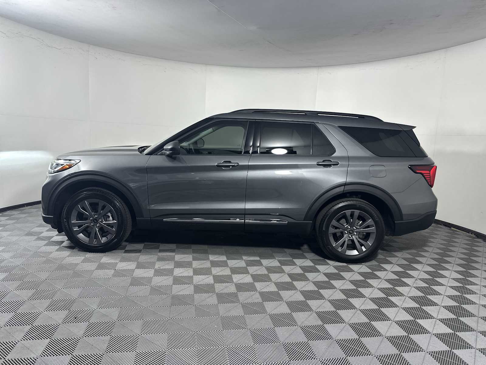 Used 2025 Ford Explorer Active w/ Active Comfort Package RWD image 4