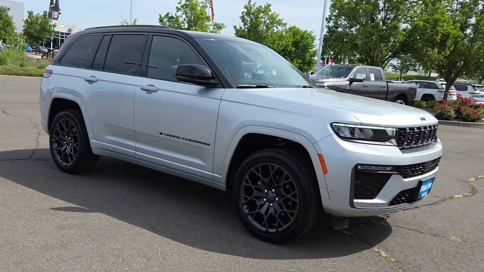 New 2026 Jeep Grand Cherokee Summit AWD/4WD image 2