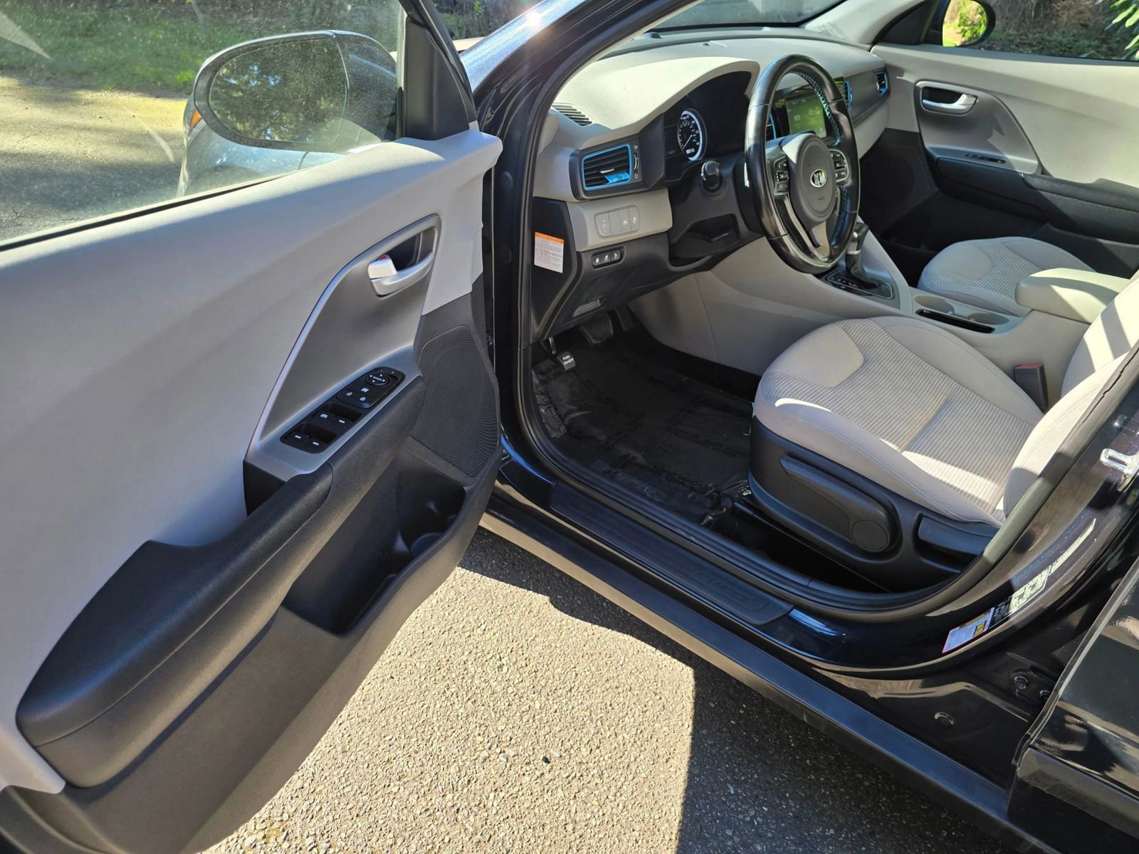 Used 2018 Kia Niro LX image 19