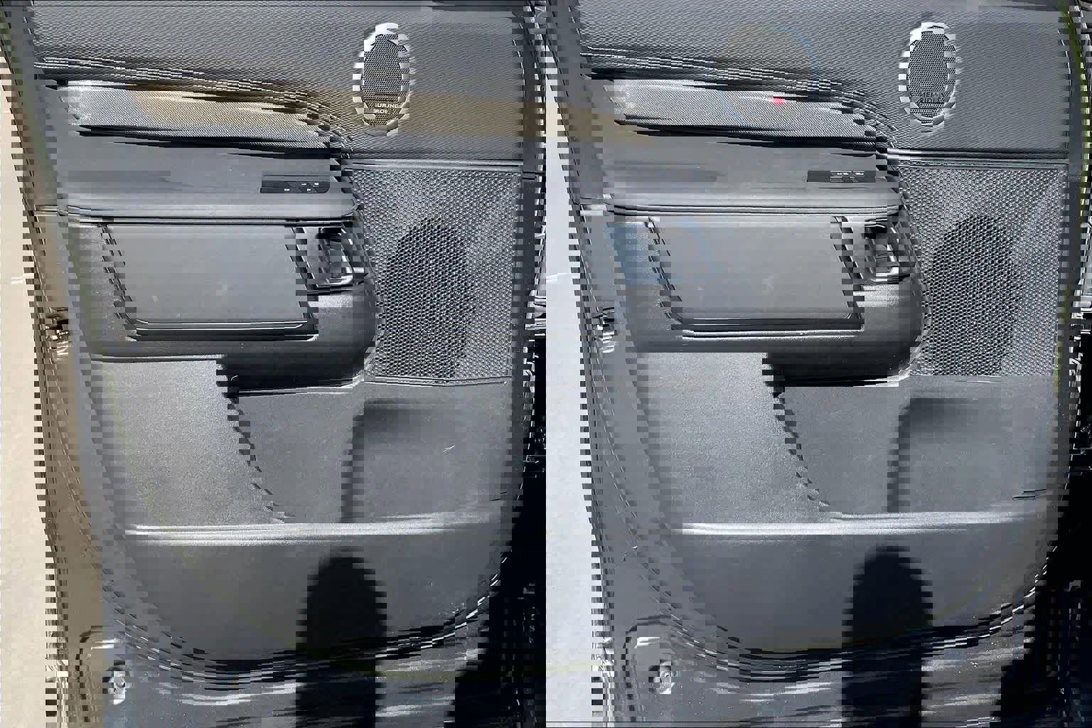 Used 2023 Land Rover Discovery Metropolitan Edition image 20