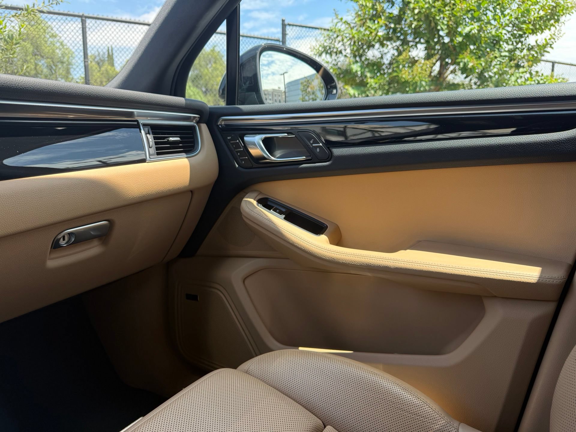 Certified 2017 Porsche Macan AWD/4WD image 24