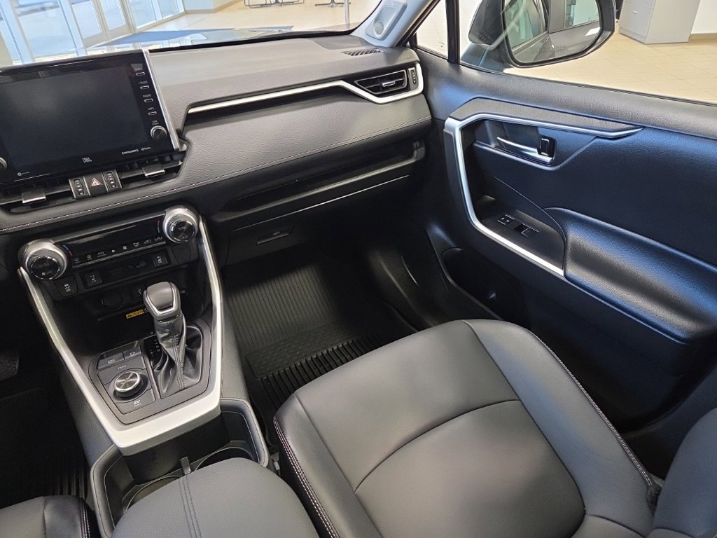 Used 2022 Toyota RAV4 XLE Premium image 18