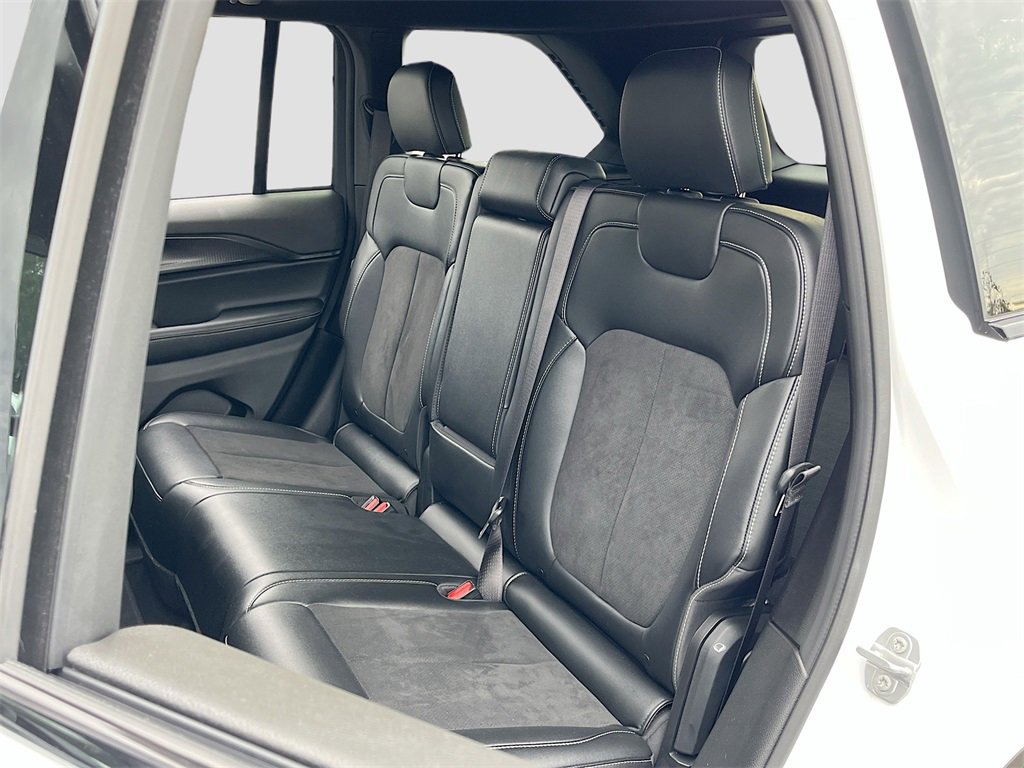 Certified 2025 Jeep Grand Cherokee Altitude image 24