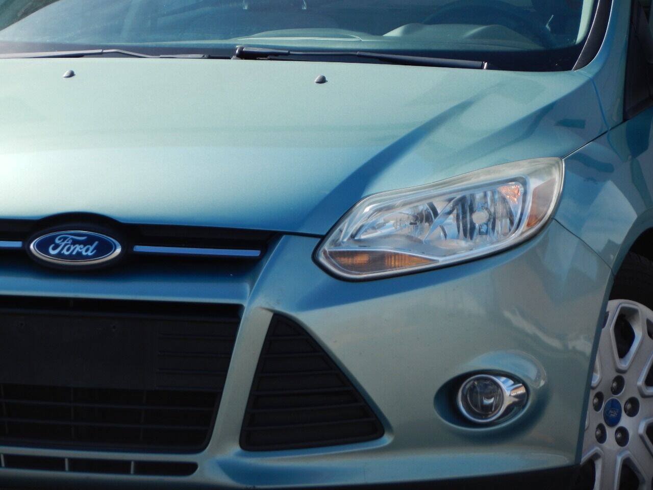 Used 2012 Ford Focus SE w/ SE Winter Pkg FWD image 4