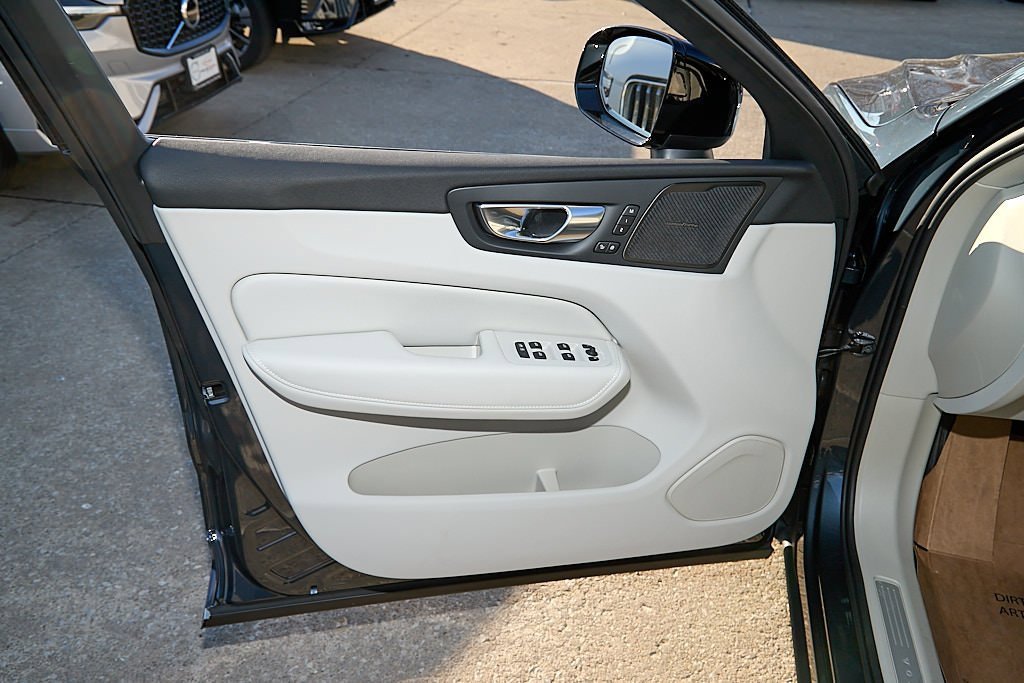 New 2026 Volvo XC60 T8 Ultra w/ Protection Package Premier image 9