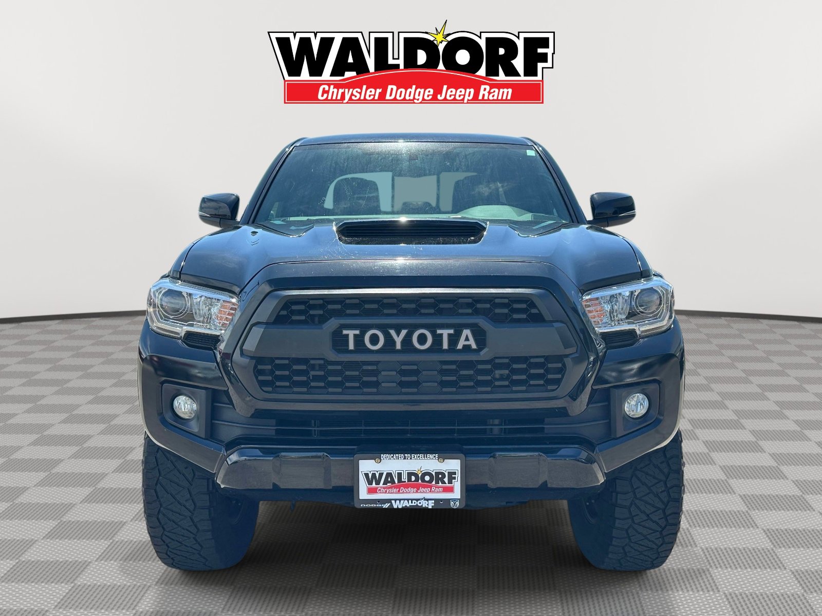 Used 2017 Toyota Tacoma TRD Sport w/ Tow Package (A/T) image 2