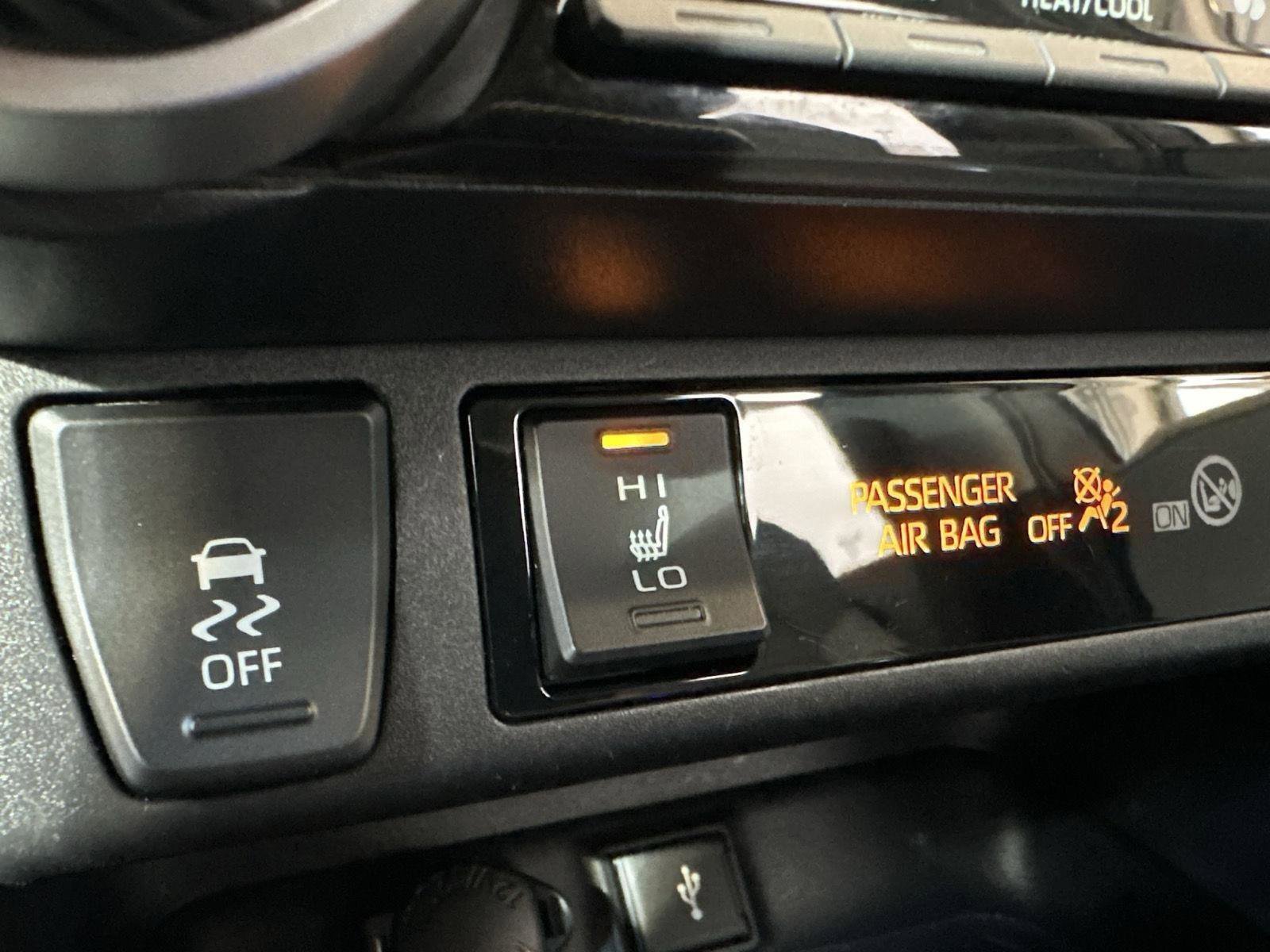 Used 2022 Toyota RAV4 XLE Premium image 19