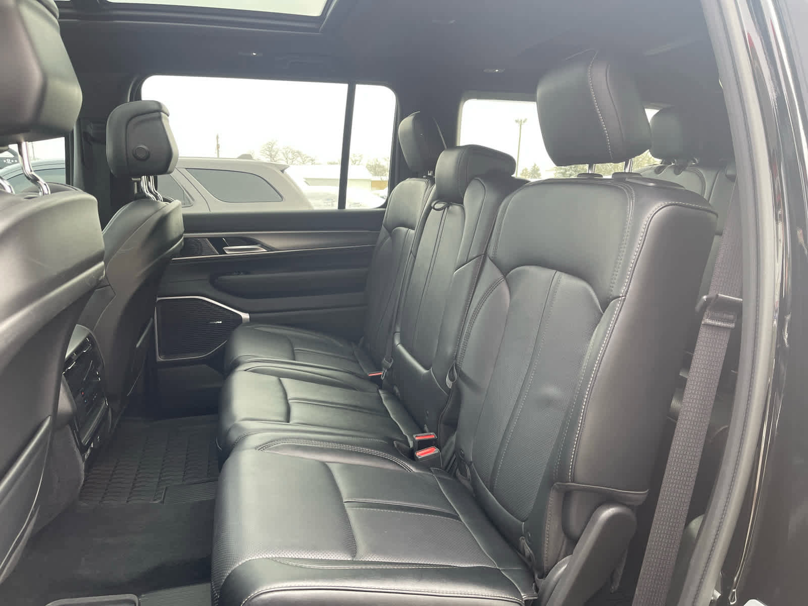 Used 2024 Jeep Wagoneer Series II image 18