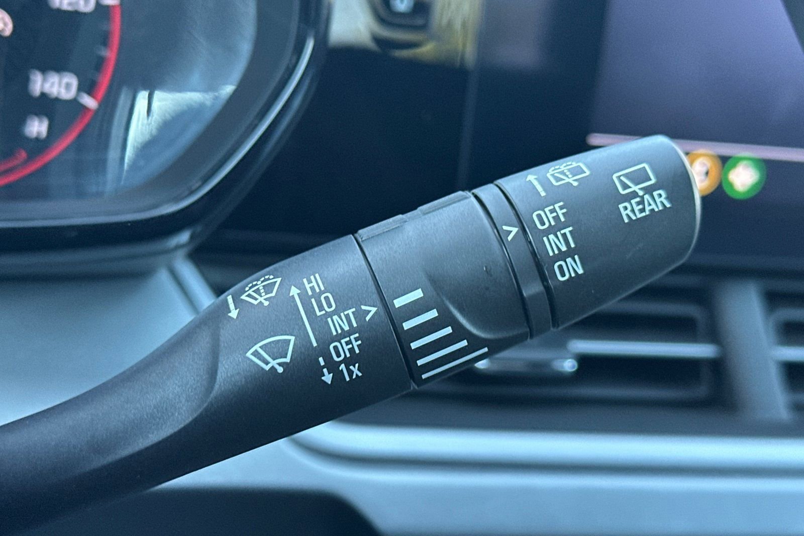 Used 2025 Chevrolet Trax RS image 39