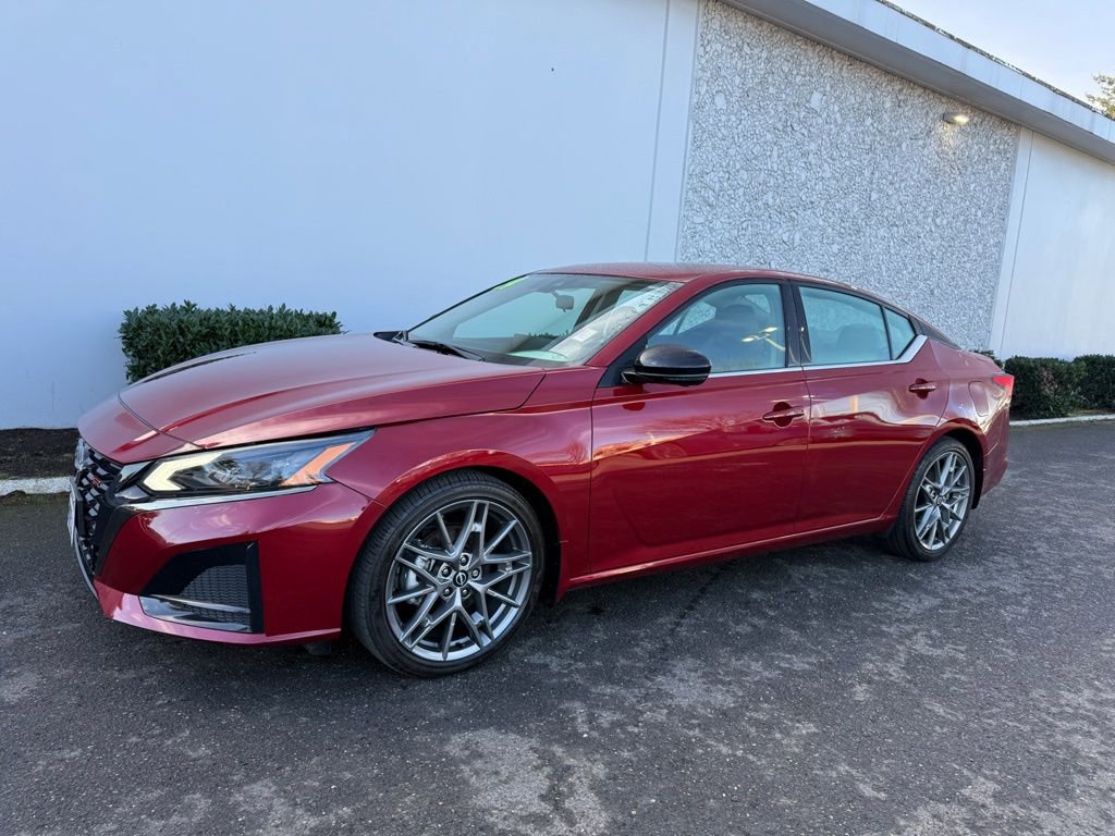 Used 2024 Nissan Altima 2.0 SR image 2