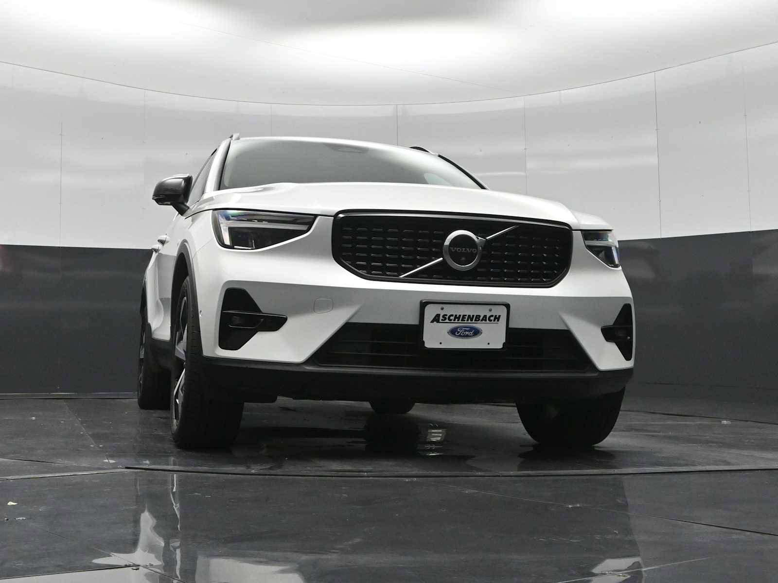 Used 2023 Volvo XC40 B4 Ultimate FWD image 28
