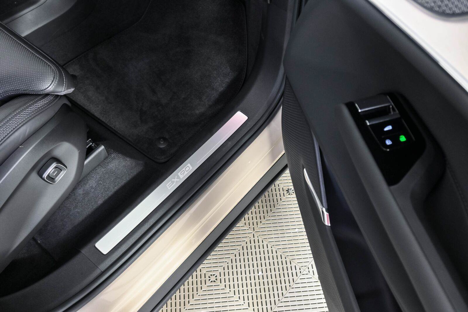 Certified 2026 Volvo EX90 Ultra AWD/4WD image 26