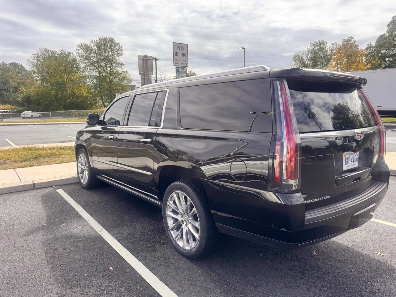 Used 2019 Cadillac Escalade ESV Premium Luxury image 7