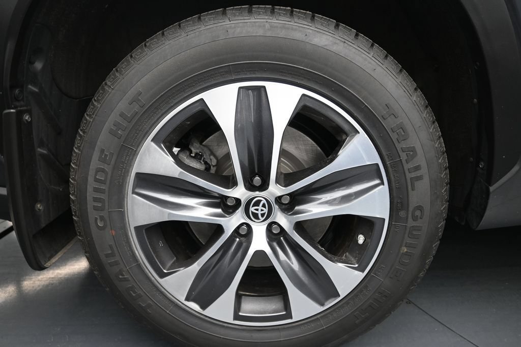 Used 2023 Toyota Highlander XLE AWD/4WD image 18