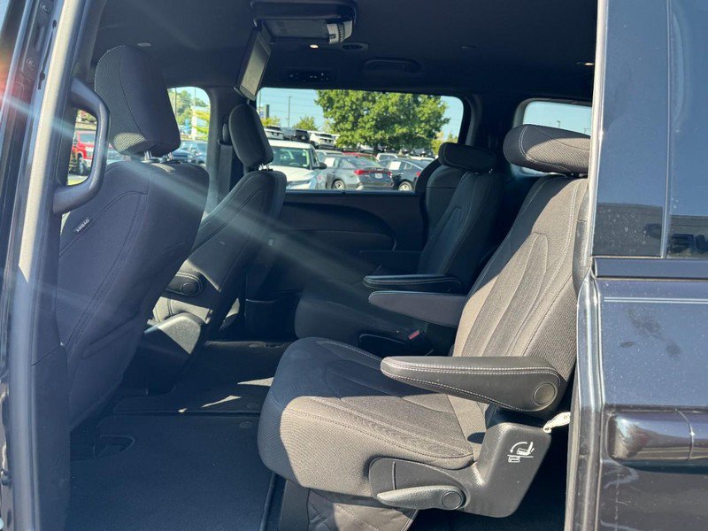 Used 2019 Chrysler Pacifica Touring Plus w/ Advanced Safetytec Group FWD image 10