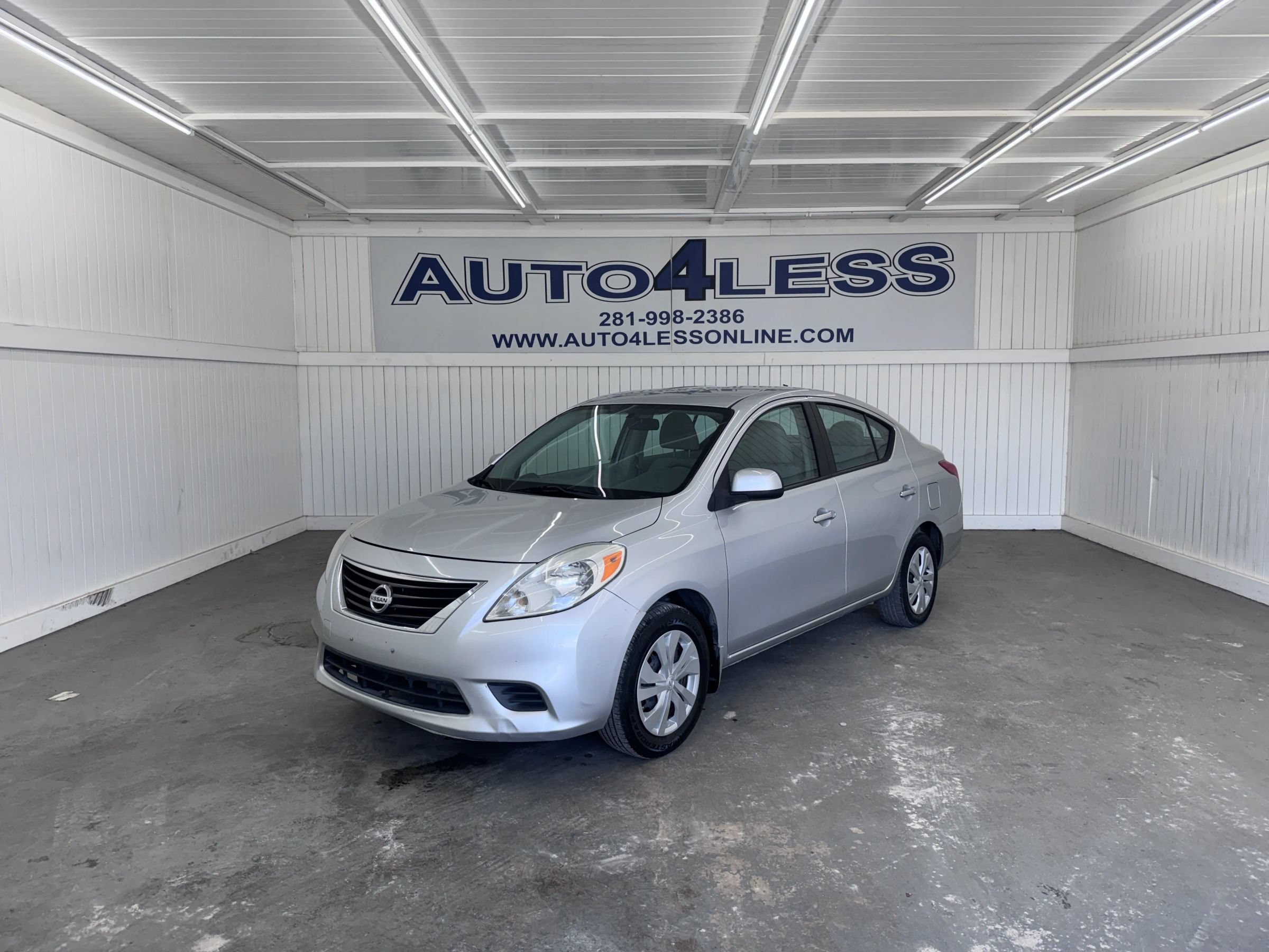 Used 2012 Nissan Versa SV FWD image 1