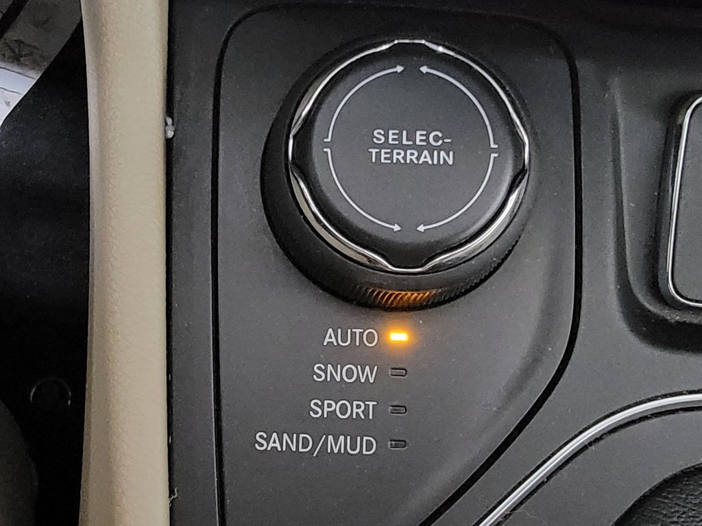 Used 2019 Jeep Cherokee Latitude w/ Popular Appearance Group AWD/4WD image 23