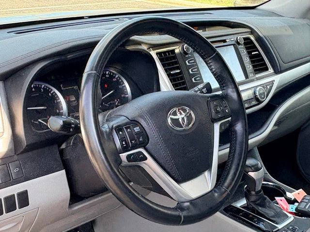 Used 2018 Toyota Highlander XLE AWD/4WD image 13