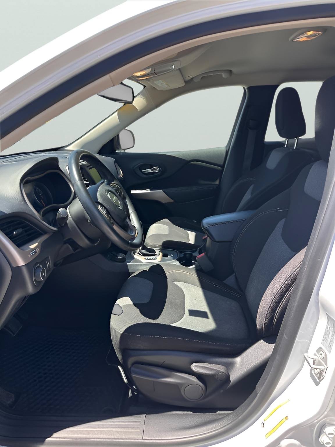 Used 2018 Jeep Cherokee Latitude w/ Cold Weather Group AWD/4WD image 9