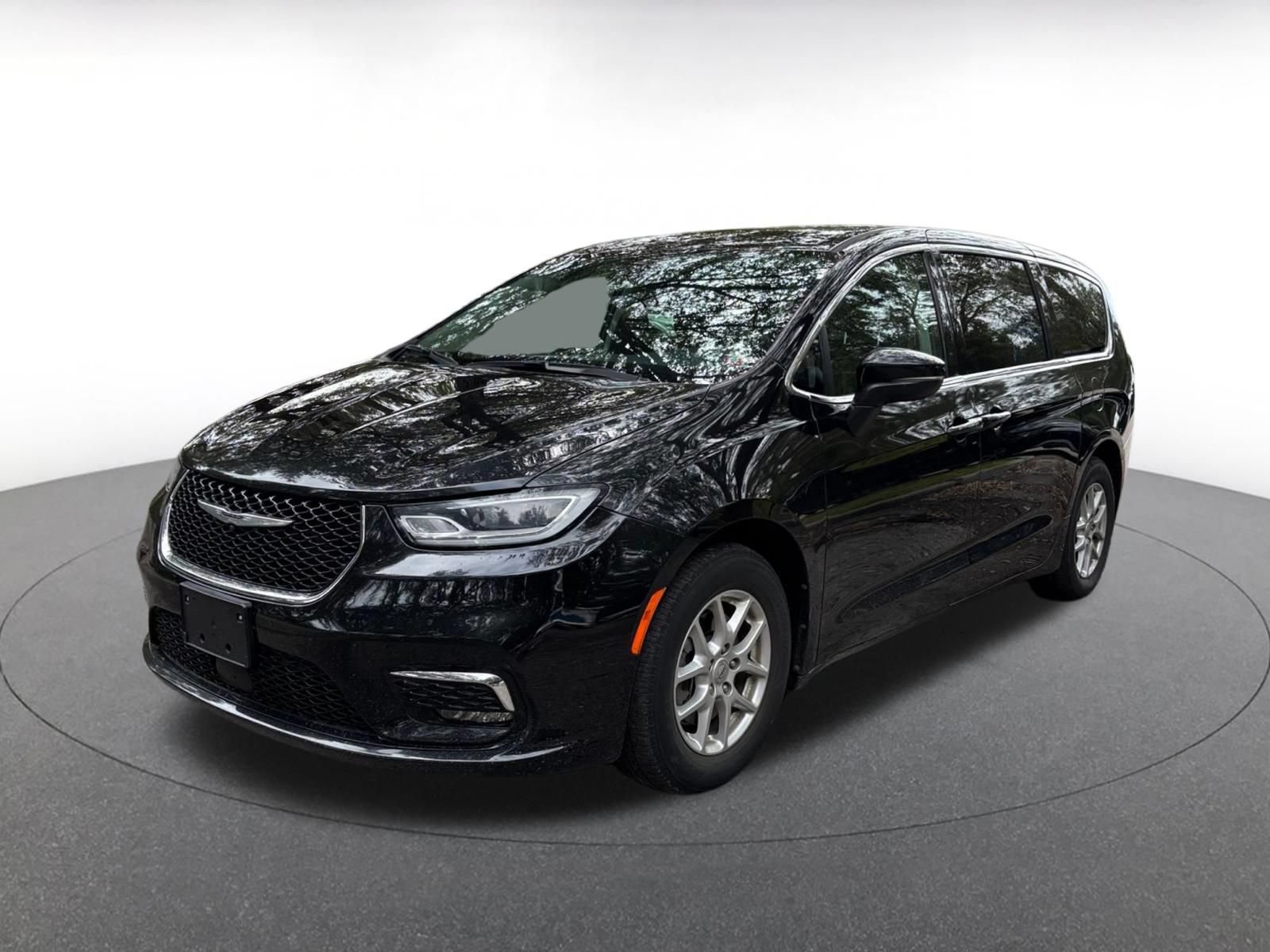 Used 2023 Chrysler Pacifica Touring-L FWD image 4