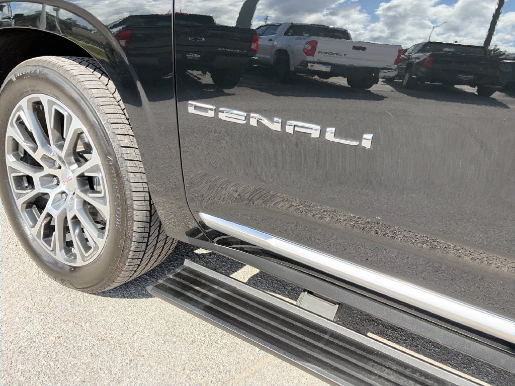 Used 2025 GMC Yukon Denali w/ Sun & Power Step Package AWD/4WD image 39