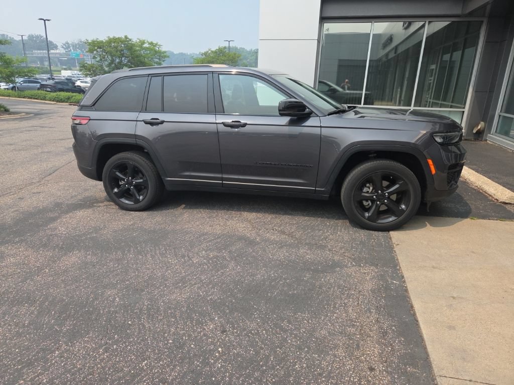 Used 2023 Jeep Grand Cherokee Altitude AWD/4WD image 24
