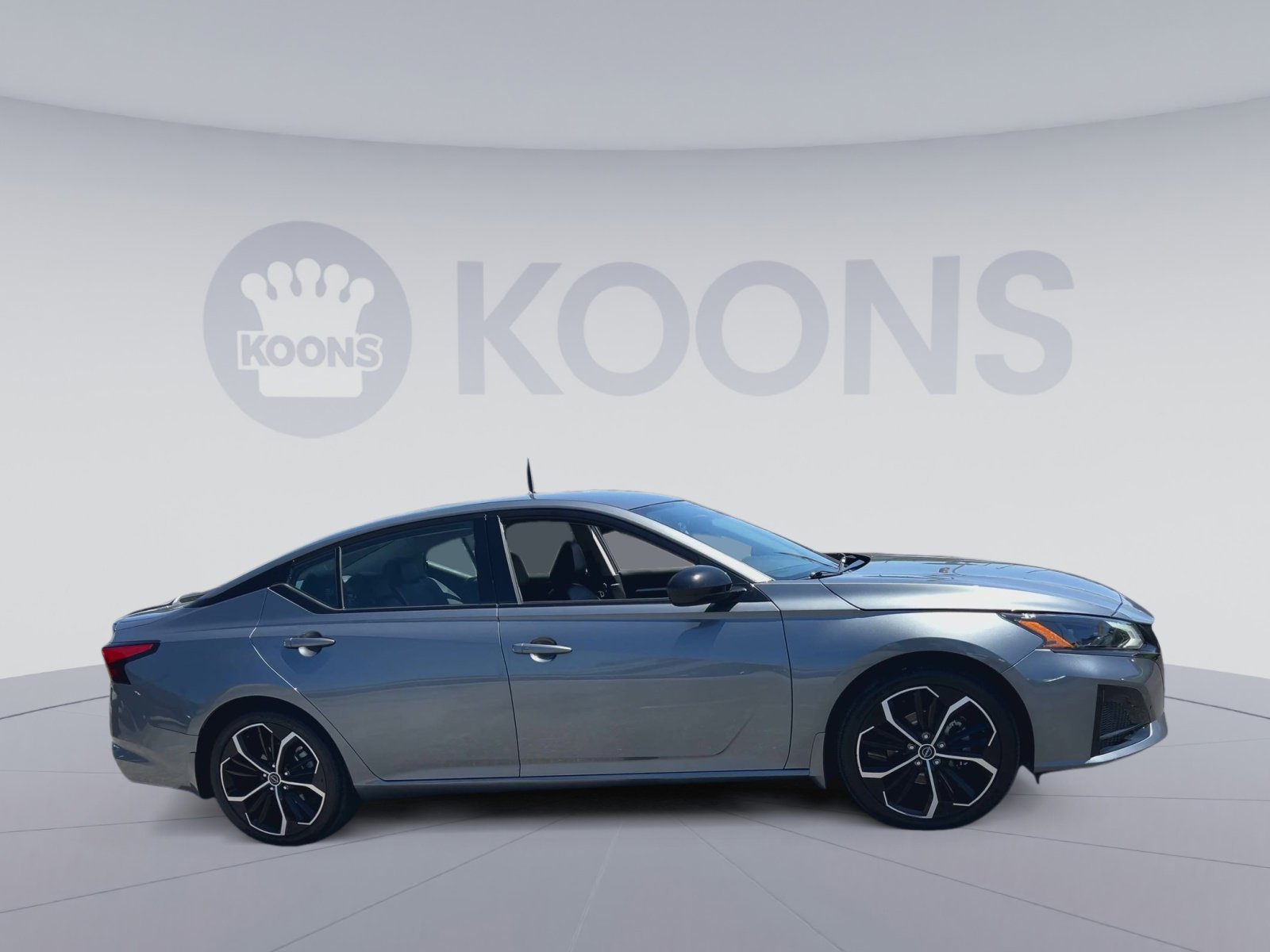 Used 2023 Nissan Altima 2.5 SR FWD image 2