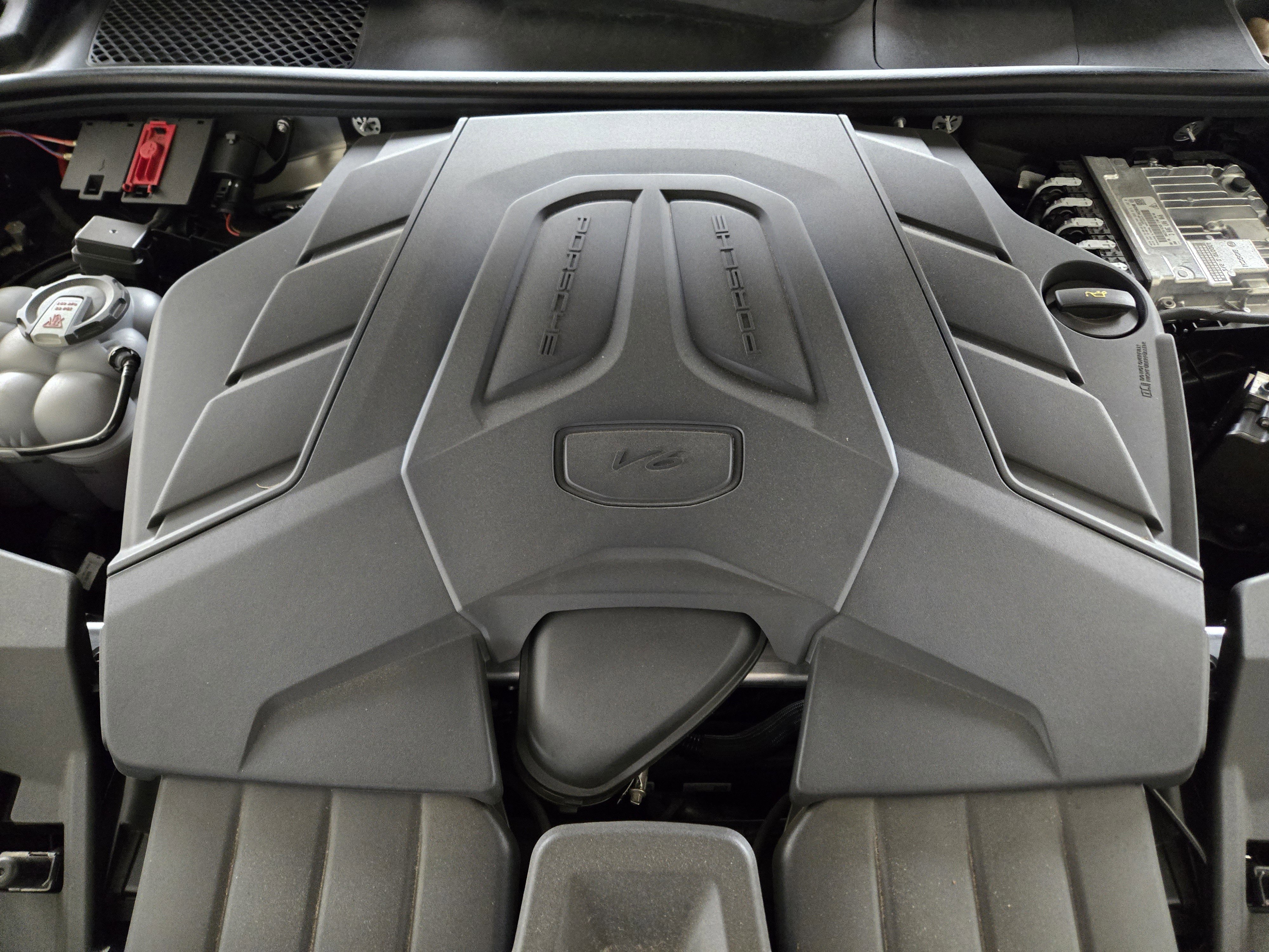 Certified 2025 Porsche Cayenne Coupe image 34