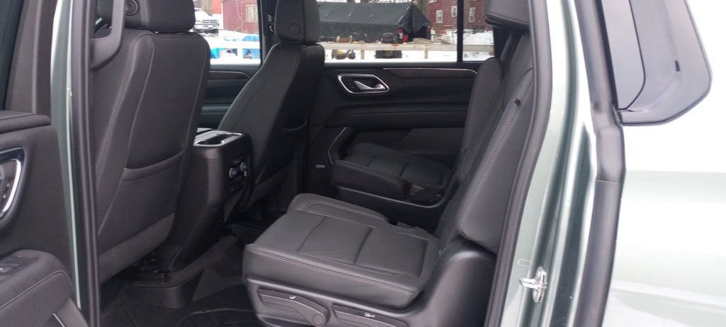 Used 2023 Chevrolet Suburban Z71 w/ Luxury Package image 16