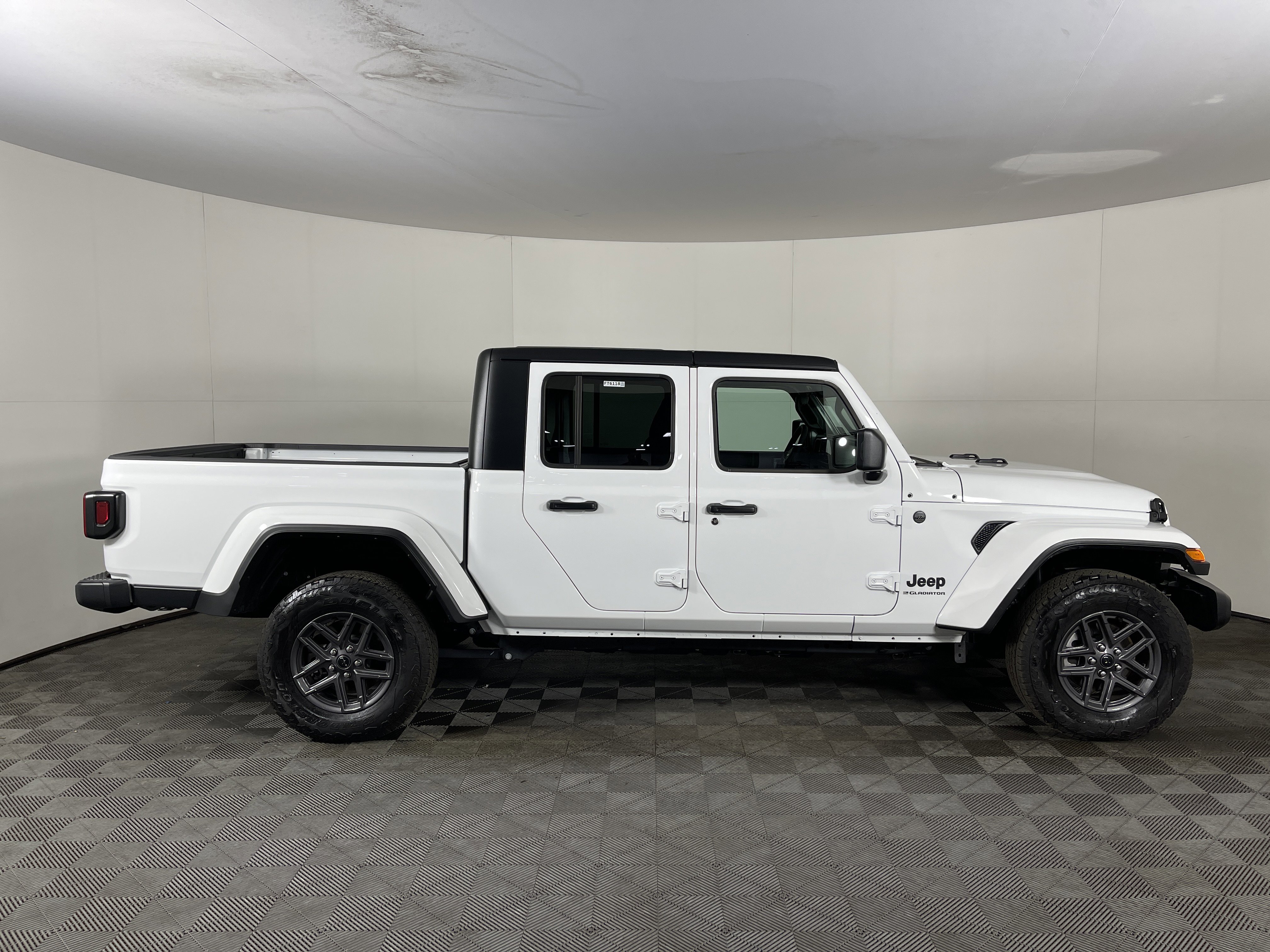 Used 2025 Jeep Gladiator Sport image 5