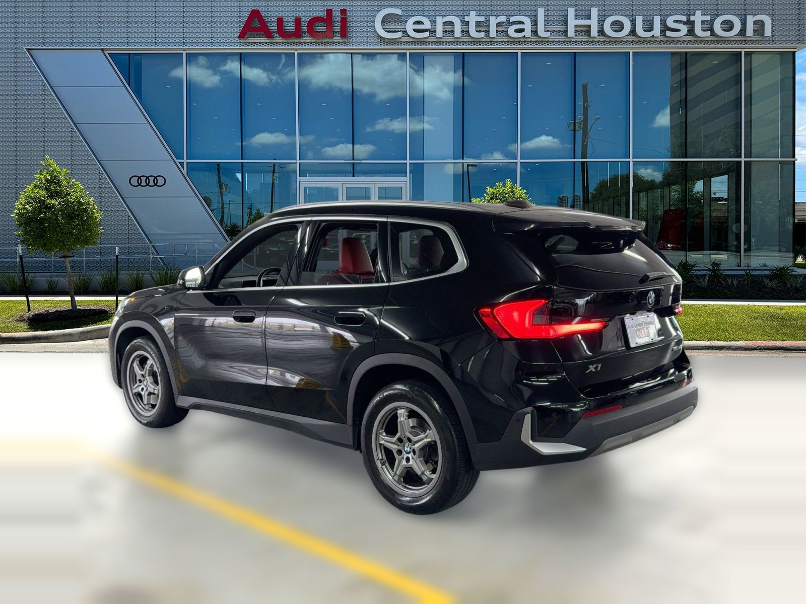 Used 2023 BMW X1 xDrive28i w/ Convenience Package image 3