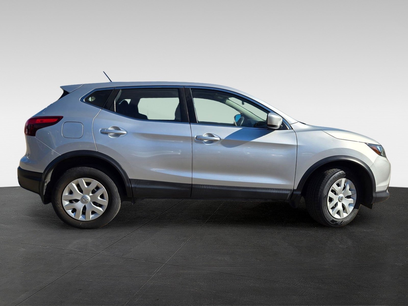 Used 2018 Nissan Rogue Sport S image 3