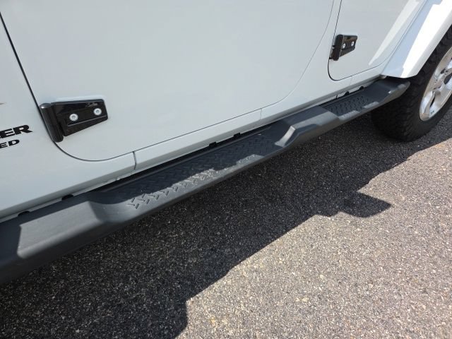 Used 2015 Jeep Wrangler Unlimited Sahara w/ Connectivity Group AWD/4WD image 19