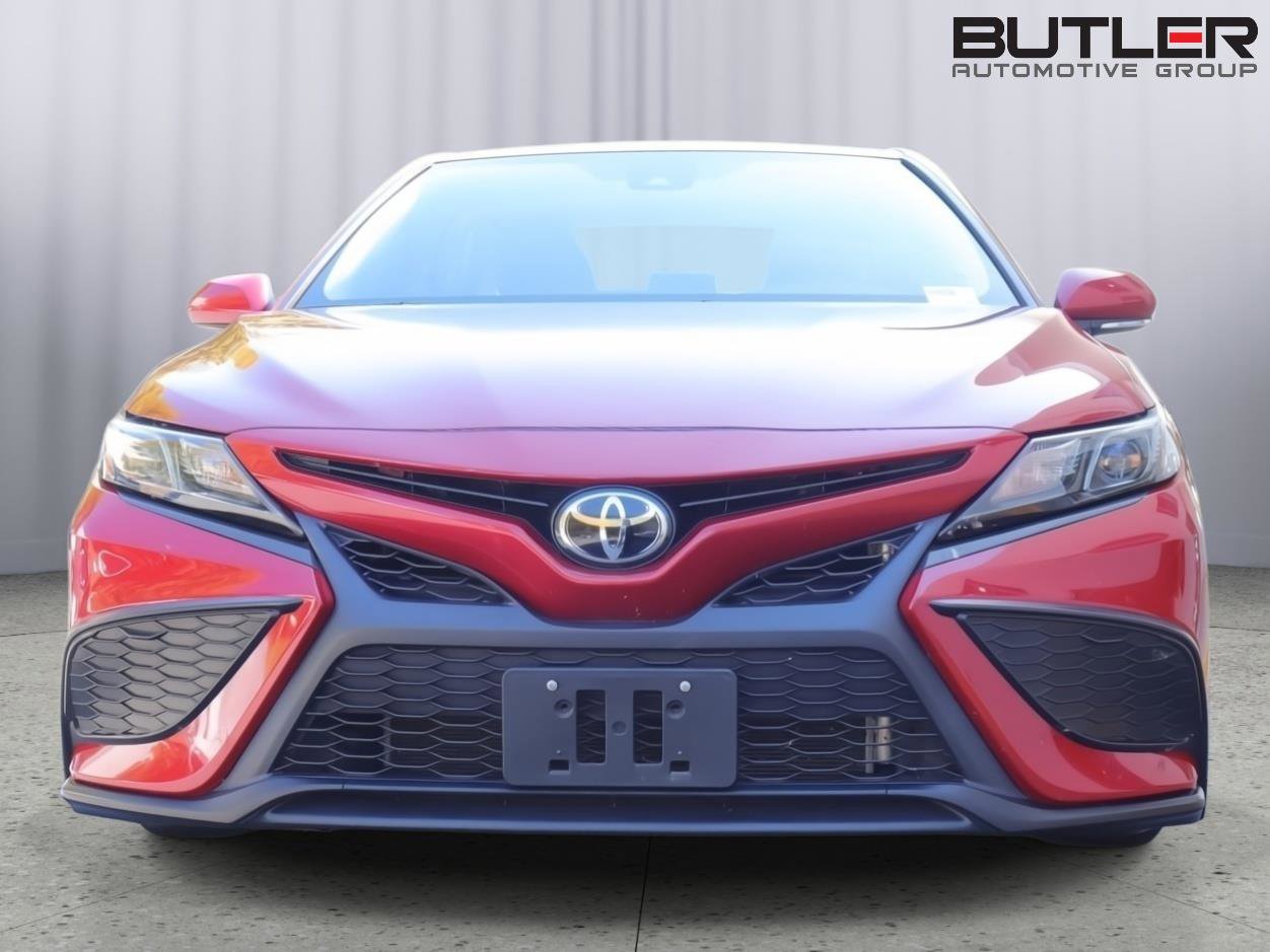 Used 2021 Toyota Camry SE image 3