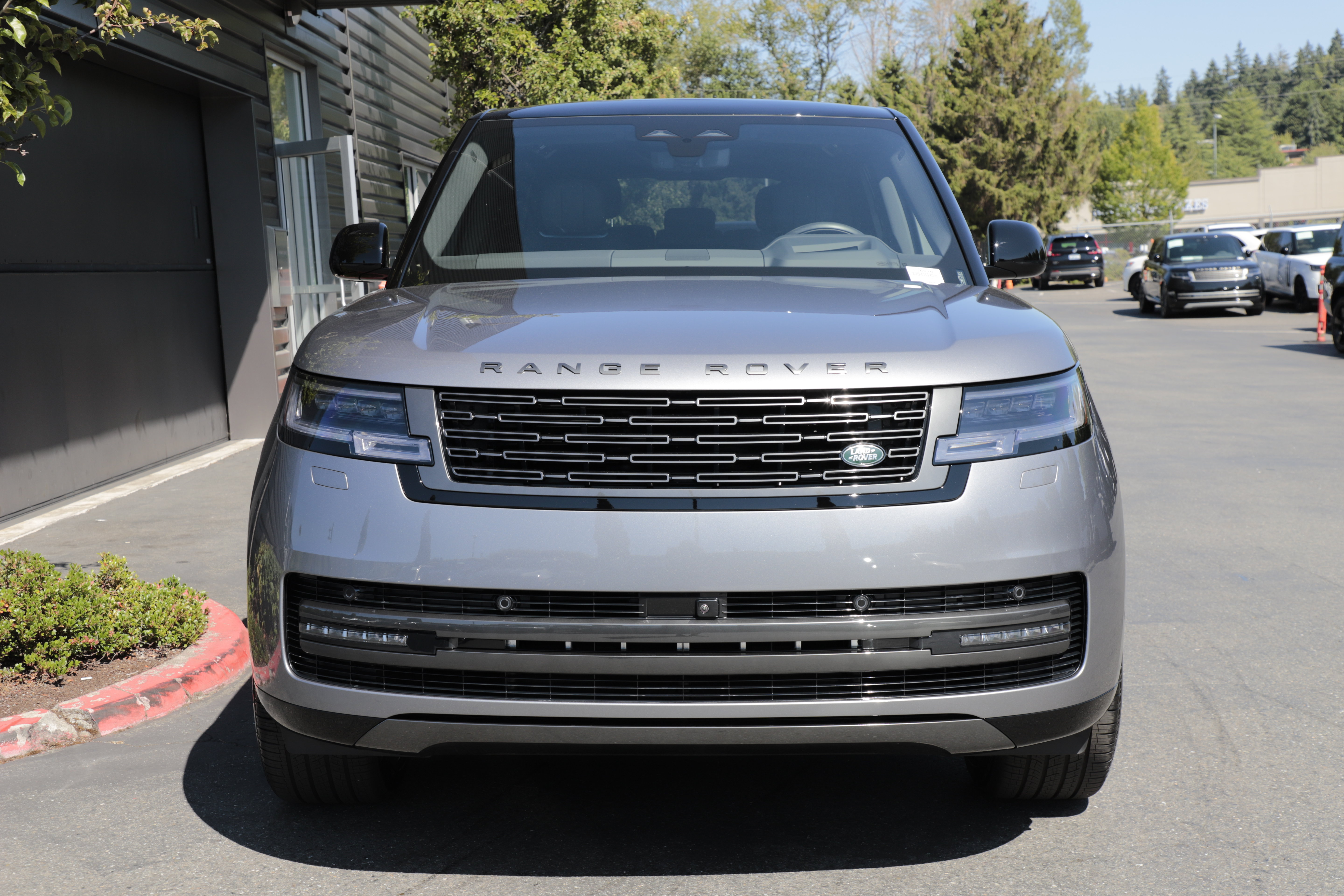 New 2026 Land Rover Range Rover Long Wheelbase SE AWD/4WD image 4