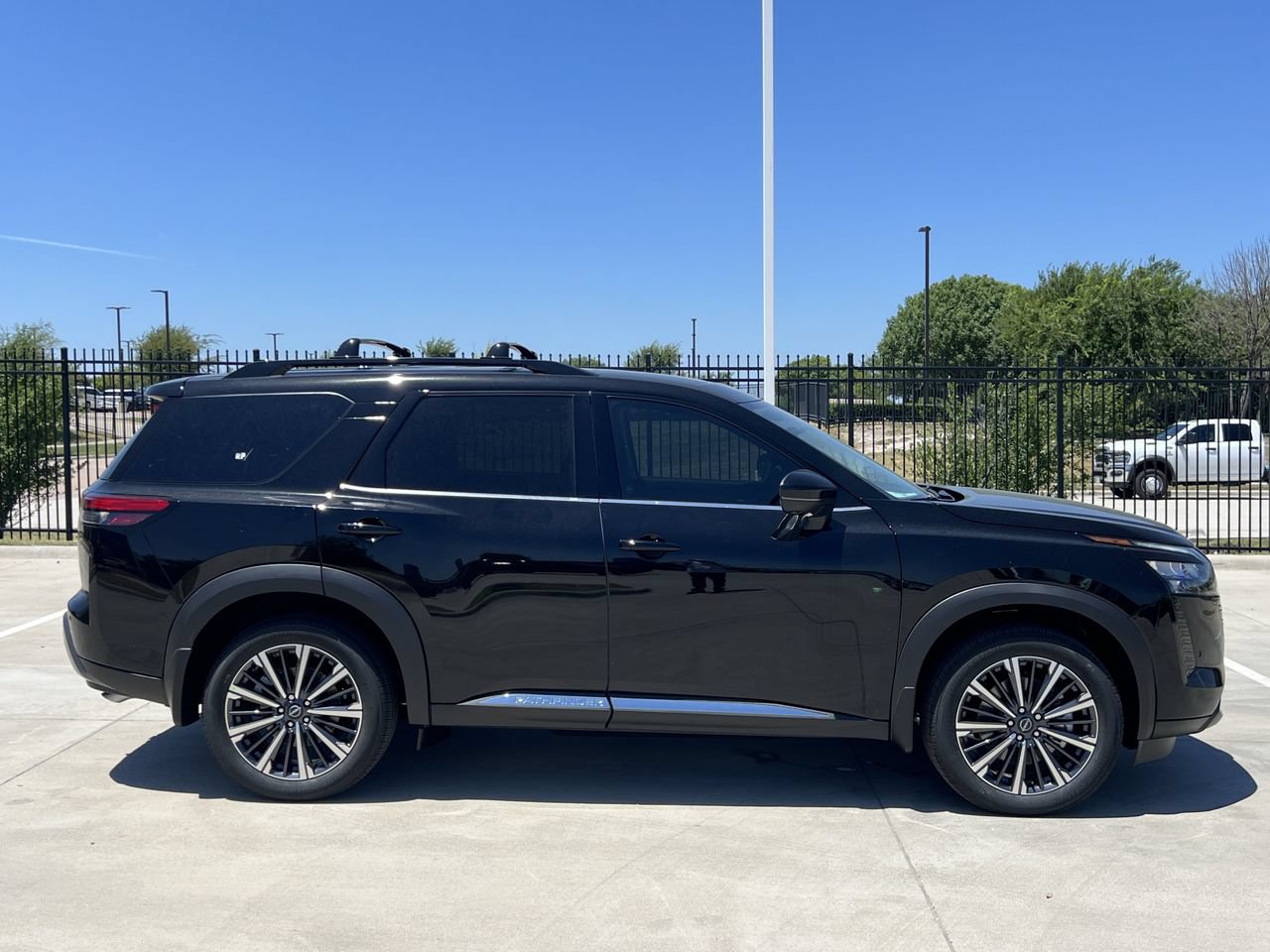 New 2026 Nissan Pathfinder Platinum FWD image 3